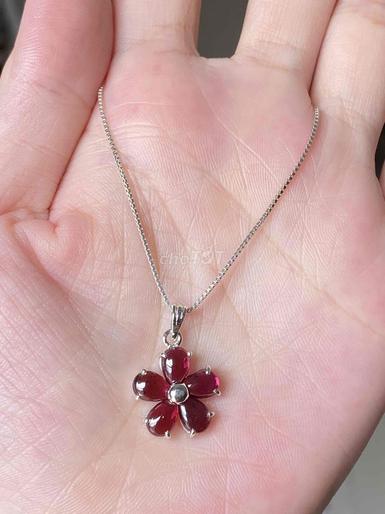 Mặt dây đá garnet