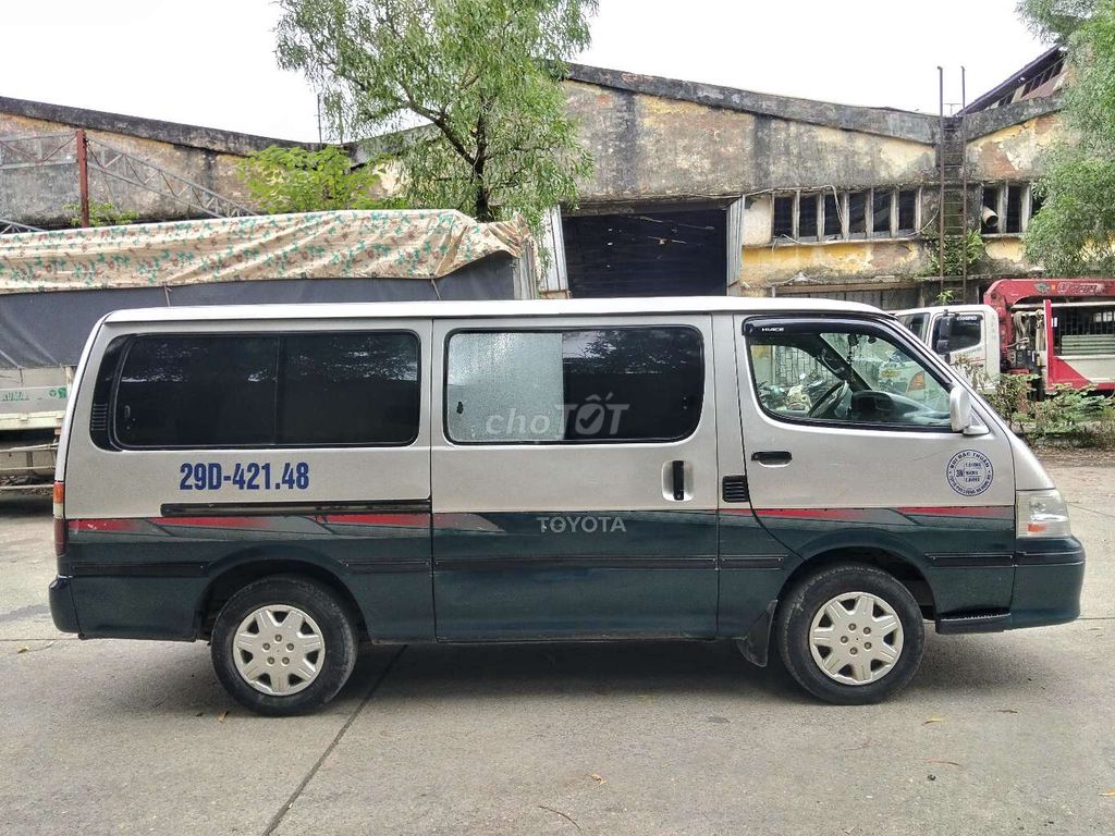 Toyota Hiace 3 места 2004 2 цвета
