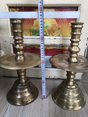 Hai cây đèn xưa ( ko giống nhau )giá 150 k một kg