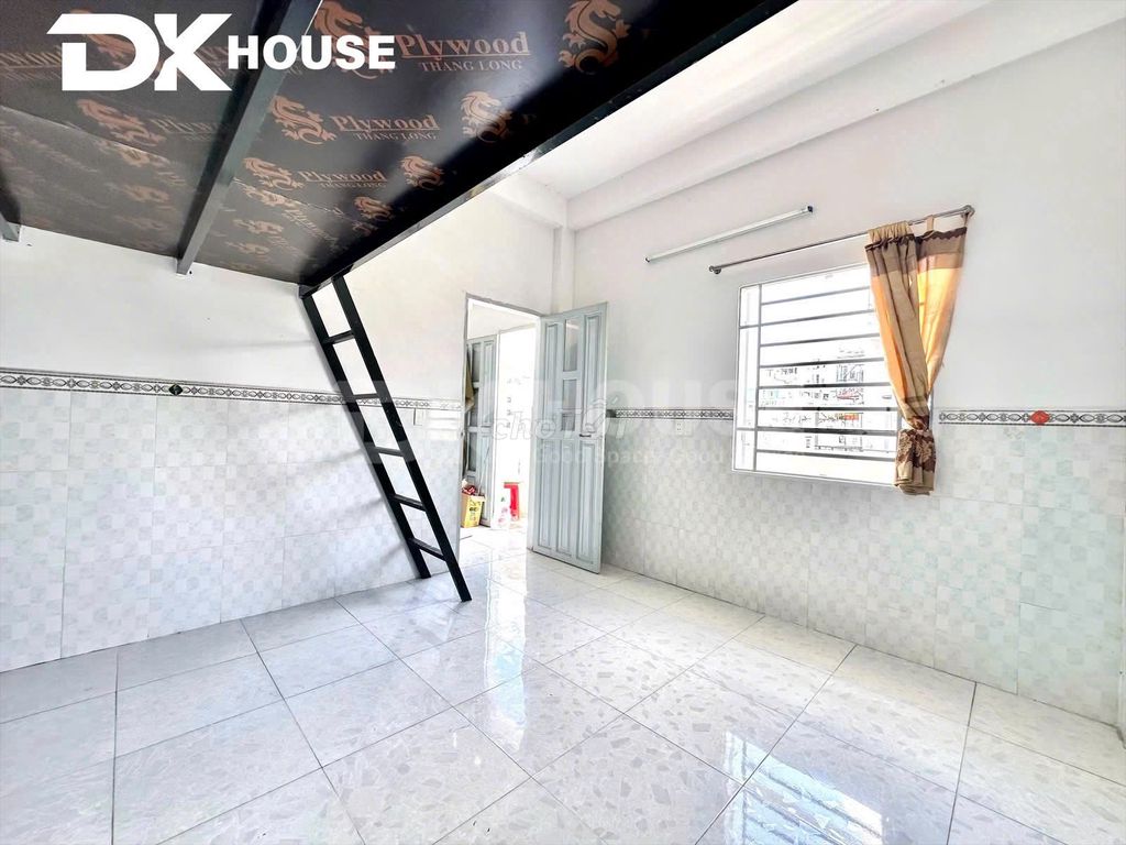Phòng cho thuê có gác cửa sổ trời thoáng rộng có sẵn máy lạnh