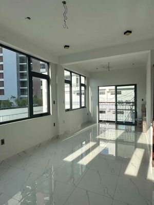 Cho thuê toà nhà văn phòng gồm 6 phòng làm việc có thang máy hầm đổ xe. Cho thuê nhà ở tại Quận Hải Châu Đà Nẵng được đăng bởi Võ Các Miên
