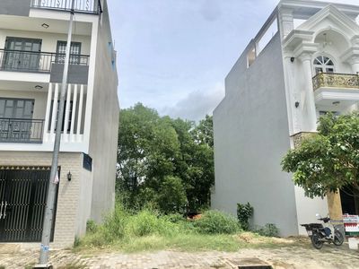 CHÍNH CHỦ BÁN 02 NỀN 320m2 THỔ CƯ KẾ VINHOMES GREEN CITY SỔ HỒNG RIÊNG. Mua bán đất tại Huyện Đức Hòa Long An được đăng bởi Ngọc Hậu BĐS GIÁ TỐT
