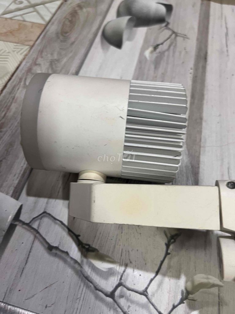 Đèn rọi ray 20W Vàng 85-265V. Mua bán Đèn tại Quận 6 Tp Hồ Chí Minh được đăng bởi Thiện hình 1