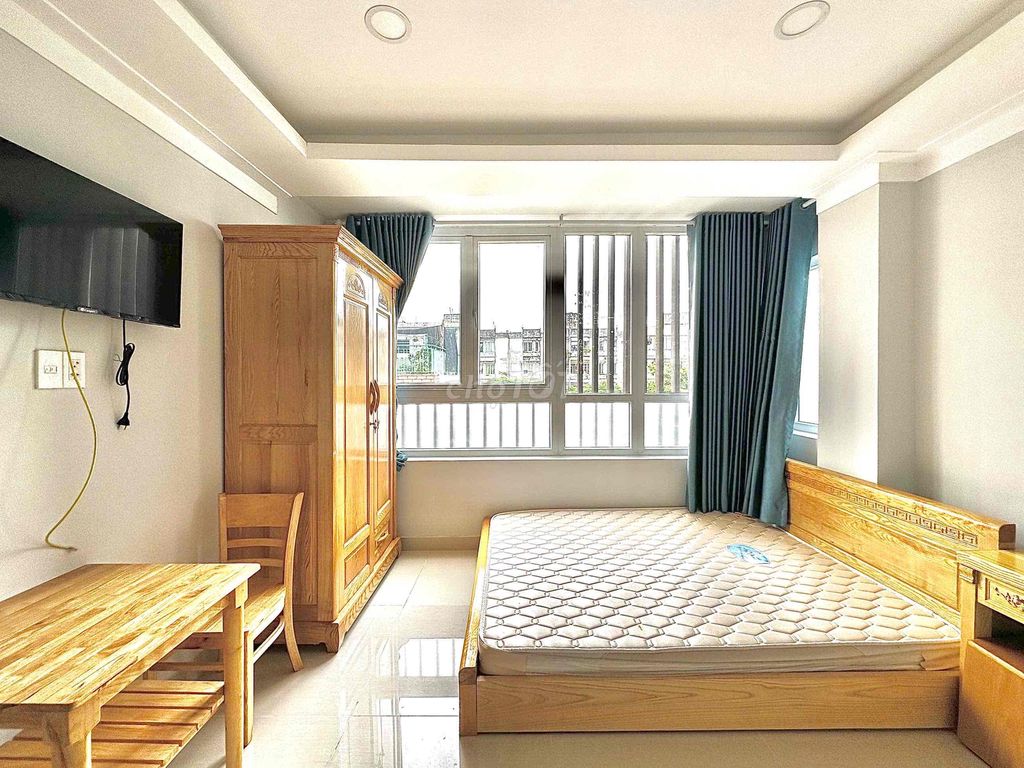 STUDIO CỬA SỔ LỚN THANG MÁY FULL NỘI THẤT GỖ CAO CẤP NGAY NGUYỄN TRÃI