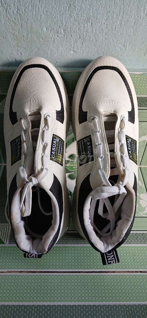 Giày thể thao Nam size 39 Trắng, Đen. Mua bán Giày dép tại Quận 4 Tp Hồ Chí Minh được đăng bởi Võ Thị Hồng Quân hình 1