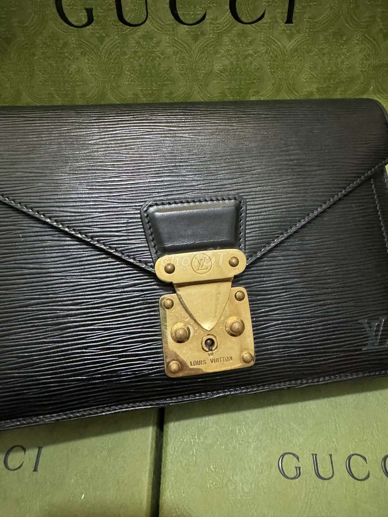 Clutch louis vuitton epi authentic 100%.