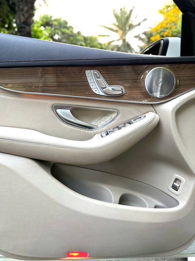 Merc GLC250 4Matic Trắng/Kem Odo chỉ 60 ngàn Km. Mua bán Ô tô tại Quận 8 Tp Hồ Chí Minh được đăng bởi Gon Nguyen hình 10