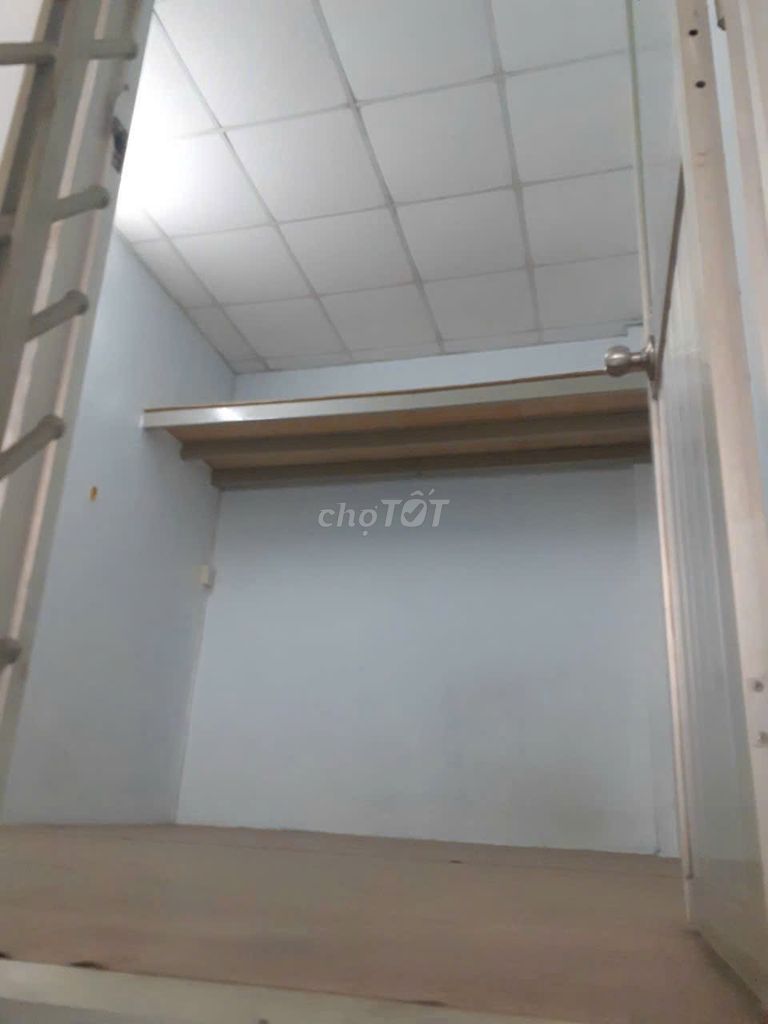 Cọc nữa tháng căn nhà nhỏ cho gđ 32m2 trệt + lửng gần chợ Xóm Mới