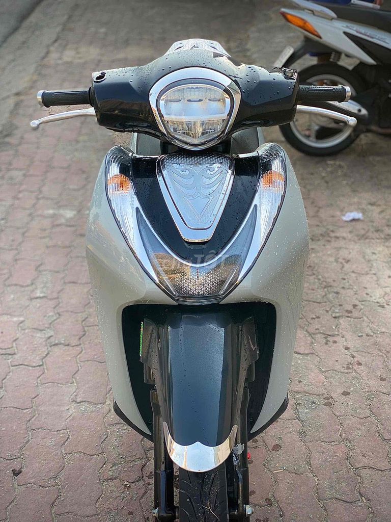 Honda SH mode 2023 ABS 5000km Bạc. Mua bán Xe máy tại Thành phố Thuận An Bình Dương được đăng bởi Cửa  Hàng xe máy An Lộc  hình 1