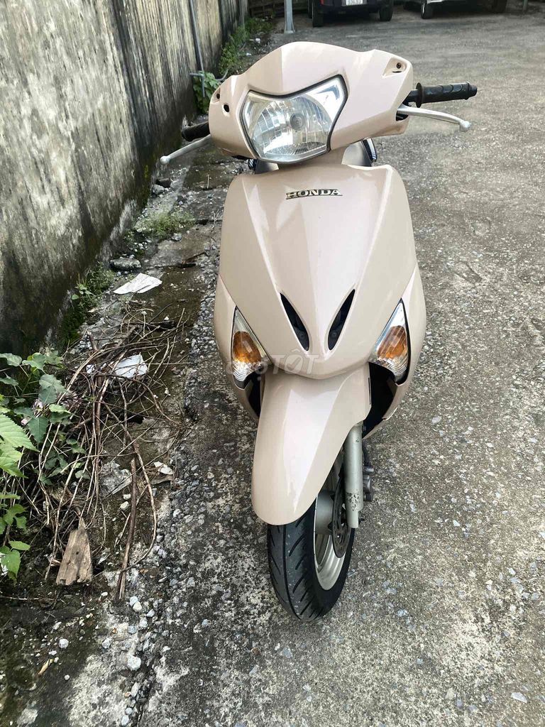 Honda Lead цвета песочное золото Ханой