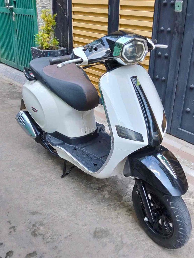 Белый и черный скутер 50cc для школьников