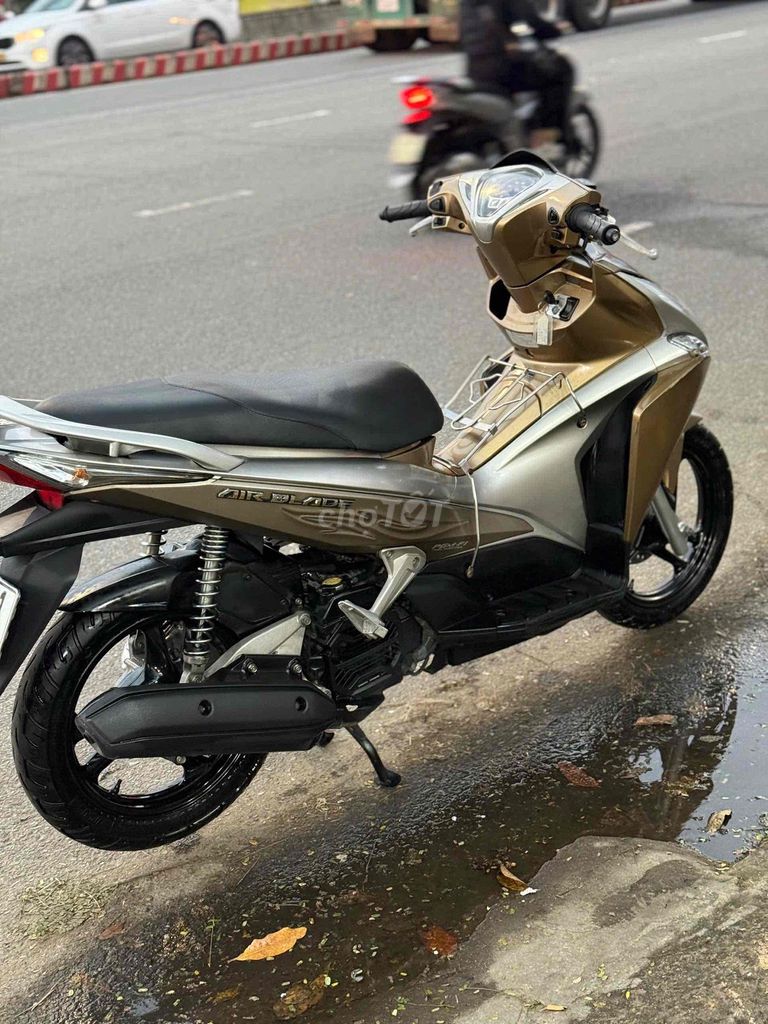 Honda Air Blade 3D 2012 Vàng đồng. Mua bán Xe máy tại Quận Sơn Trà Đà Nẵng được đăng bởi khánh duy bán xe trả góp hình 4