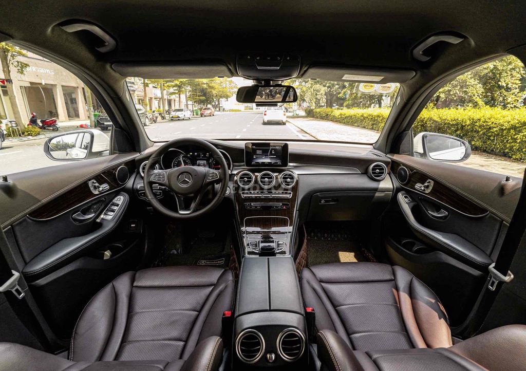 GLC200 Sx 2019 màu trắng nội thất nâu đẹp xuất sắc. Mua bán Ô tô tại Quận 7 Tp Hồ Chí Minh được đăng bởi Dương Phương hình 11