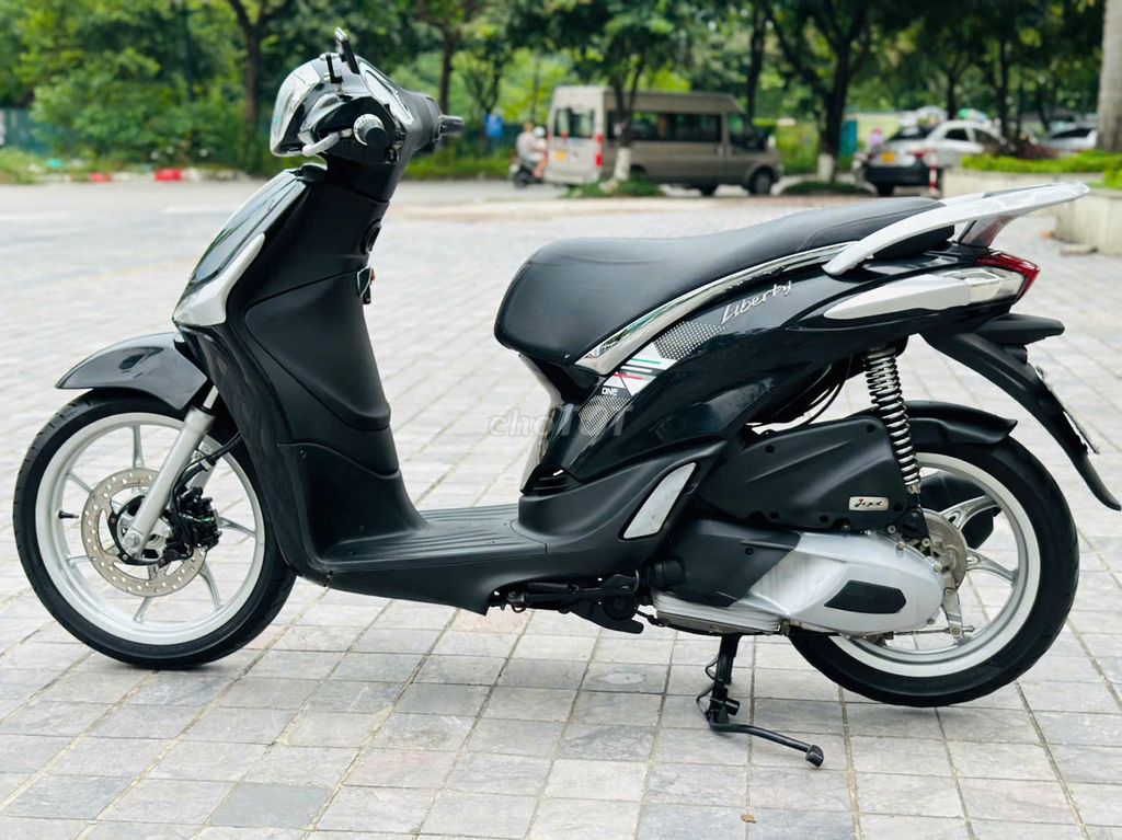 Черный скутер Piaggio Liberty