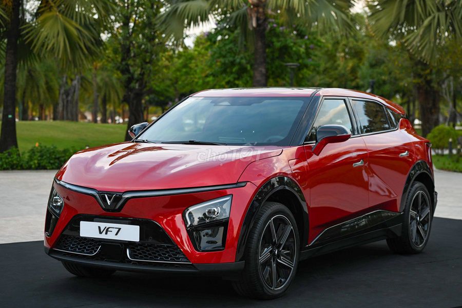 Электрический кроссовер VinFast VF7, красный