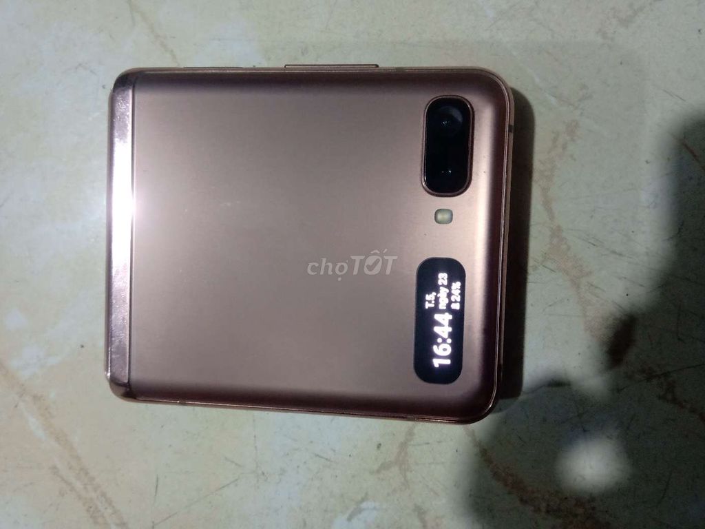 Samsung Galaxy Z Flip 2 Vàng hồng hư màn. Mua bán Điện thoại tại Quận Tân Phú Tp Hồ Chí Minh được đăng bởi Tiệm Sách Cũ Hoàng Lộc hình 1