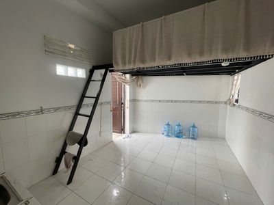 Cho thuê phòng trọ Ngã tư hàng xanh, 4,5 triệu, 20m2, Có gác, Ban công