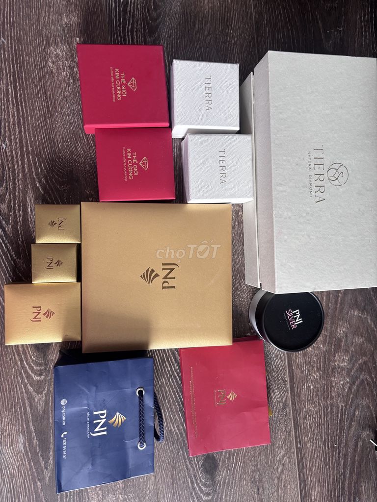 Hộp đựng trang sức PNJ Giấy. Mua bán Phụ kiện thời trang khác tại Quận Hai Bà Trưng Hà Nội được đăng bởi Tuyến hình 1