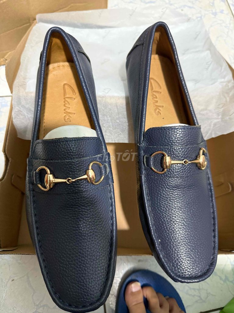 Giày lười nam Clarks Da thật Xanh navy size 40. Mua bán Giày dép tại Quận Tân Phú Tp Hồ Chí Minh được đăng bởi Thảo Nguyện Chuyên KD Sỉ Lẻ Hàng Hiệu  hình 1