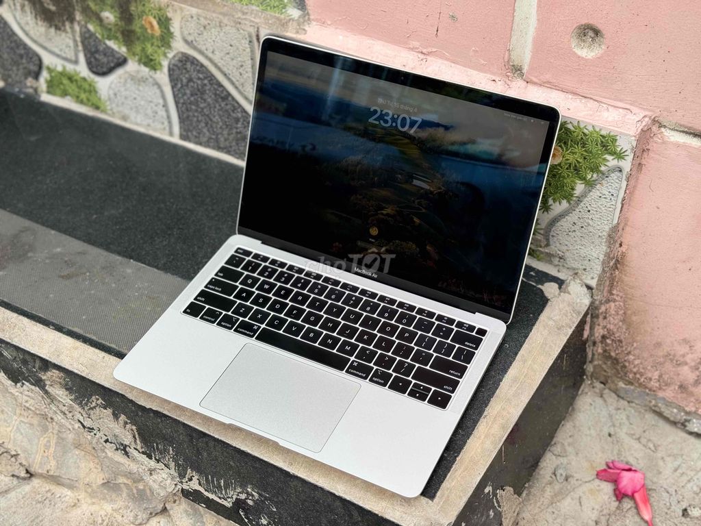 Macbook Air 13” 2018 i5 16GB/256GB thanh lý rẻ. Mua bán Laptop tại Quận 10 Tp Hồ Chí Minh được đăng bởi thông hình 1