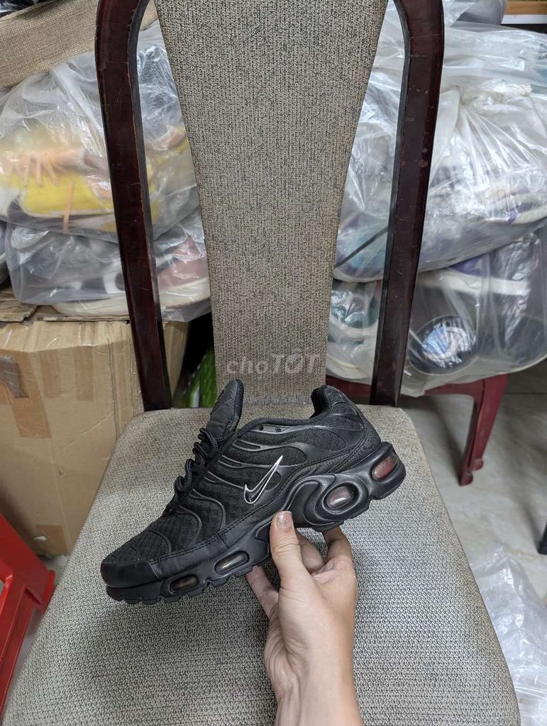Giày sneaker Nike Air Max Plus TN Đen 39. Mua bán Giày dép tại Quận 12 Tp Hồ Chí Minh được đăng bởi Giay2hand87 hình 1