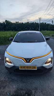 VinFast VF6 Eco Trắng - Mua Pin - Sạc Free full