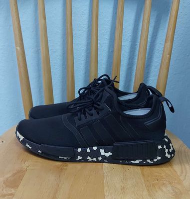 Size 42. Giày NMD R1 mới 90%