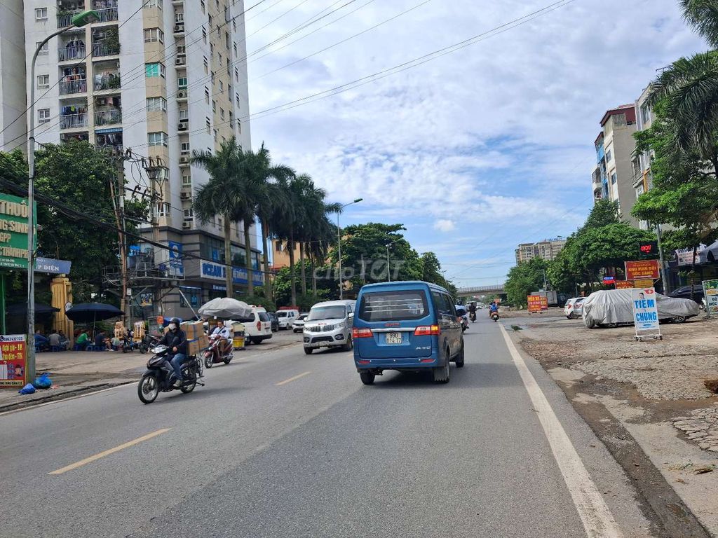 BA LA HÀ ĐÔNG - NHÀ ĐẸP - PHÂN LÔ - VÌA HÈ ÔTÔ TRÁNH - Ở CỰC SƯỚNG