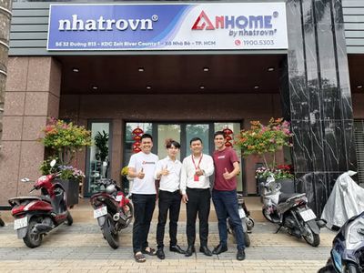NHÂN VIÊN TƯ VẤN DẪN KHÁCH XEM PHÒNG