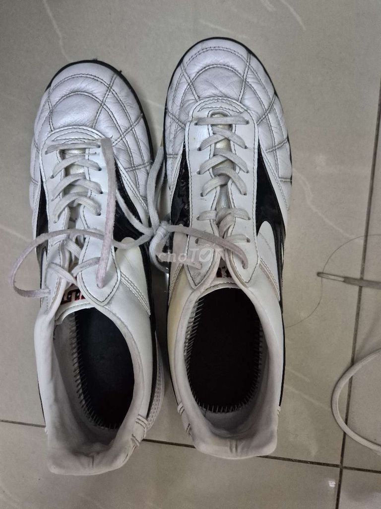 Giày đá bóng Nam size 40.5 đế bám sân. Mua bán Giày dép tại Quận Gò Vấp Tp Hồ Chí Minh được đăng bởi Đăk Mê hình 1