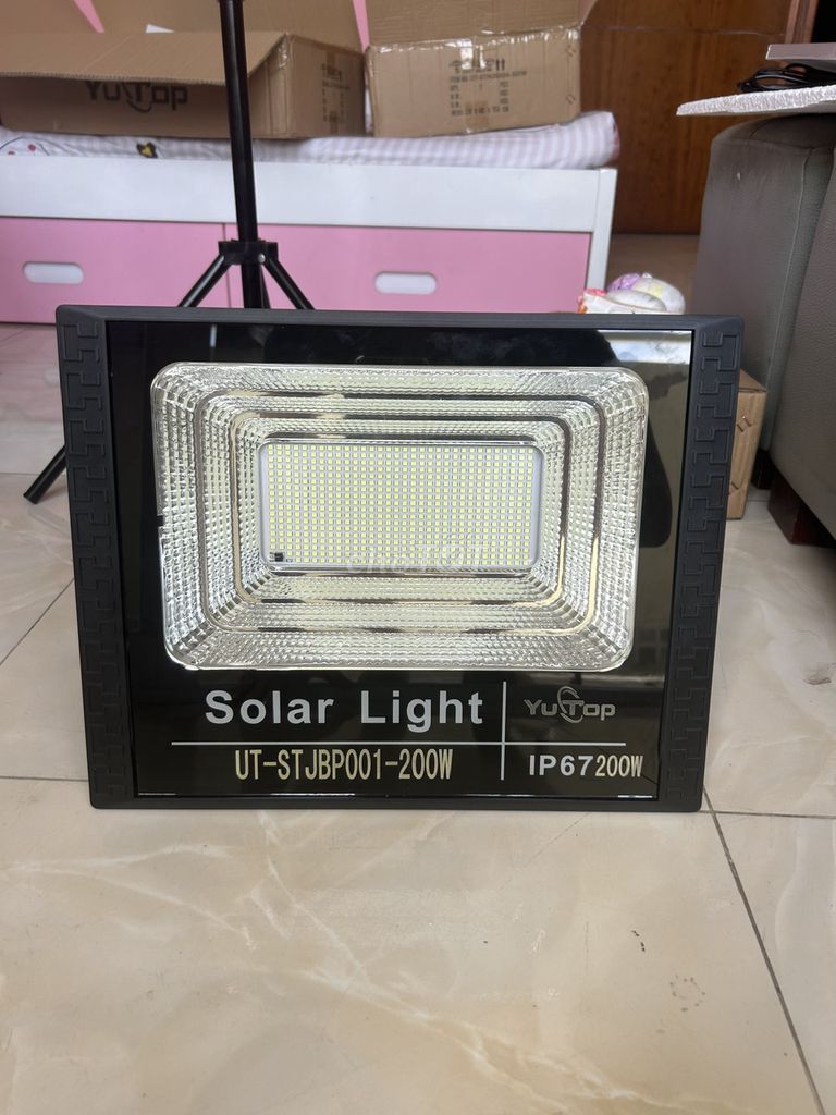 Đèn năng lượng mặt trời 200W sáng12h,BH 24 tháng