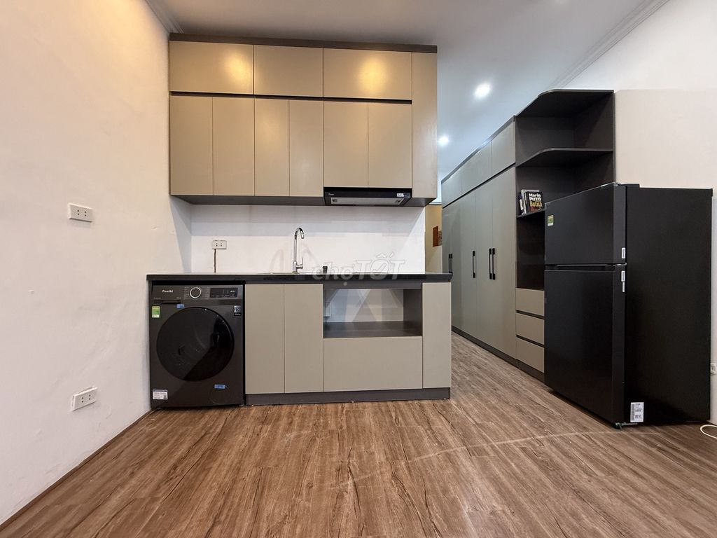 Cho thuê căn hộ mặt phố 141 Bùi Thị Xuân 40m2 - Ban công view phố