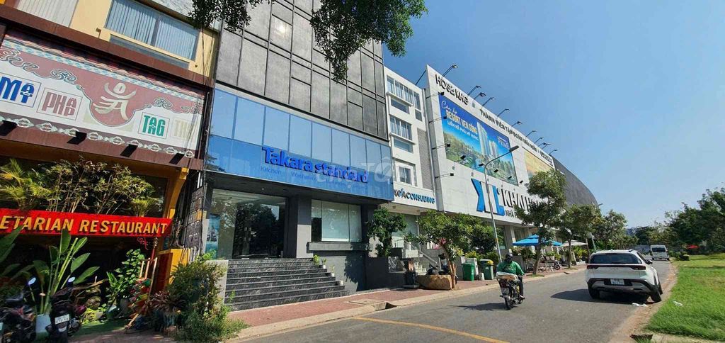 Cho thuê tòa nhà 10x20m, hầm + 3 lầu, thang máy, KDC Kim Sơn, Q7 – 150