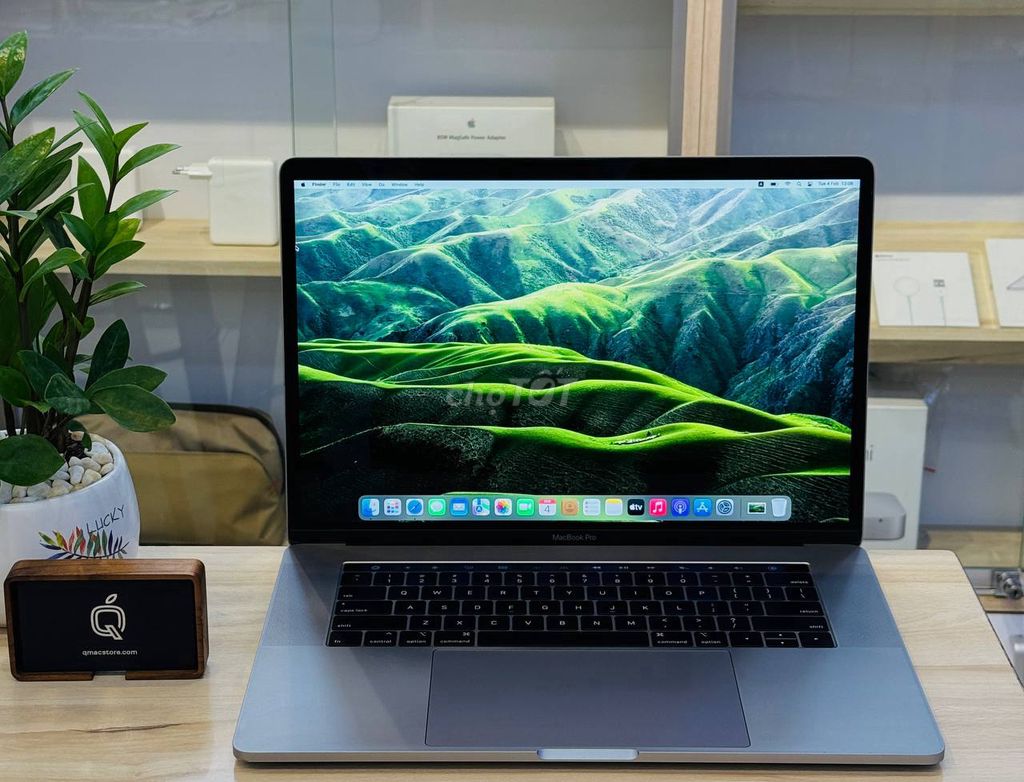 MacBook Pro 15" 2018 Space Gray đẹp 98% giá tốt