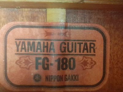 Guitar Yamaha Fg180 tem đỏ