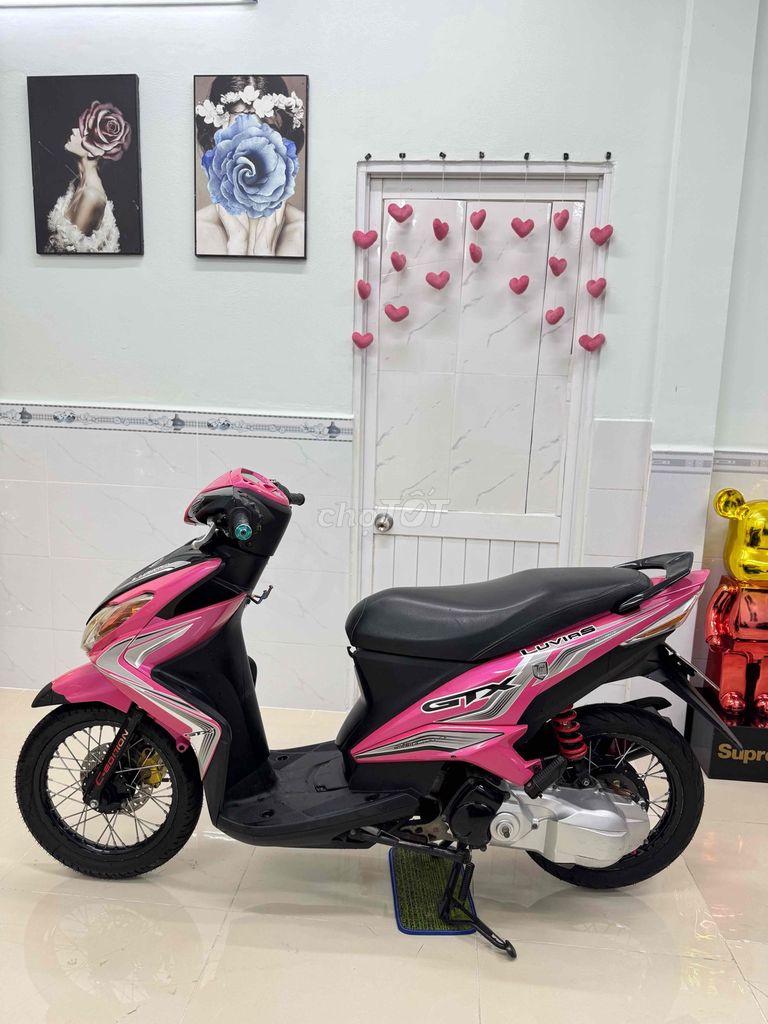 Розовый скутер Yamaha Luvias