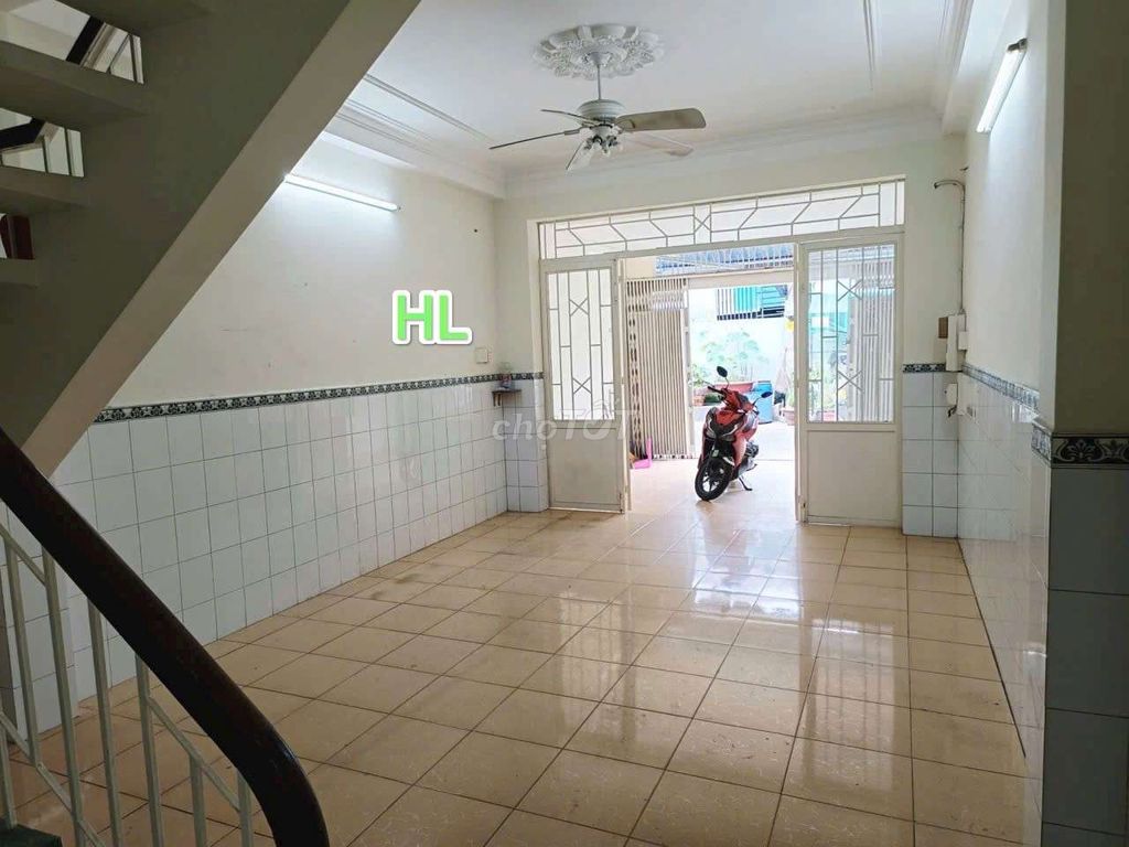 Nhà thuê Thoại Ngọc Hầu. Quận Tân Phú. 2pn, 2wc. Hẻm xe hơi dtsd 144m2