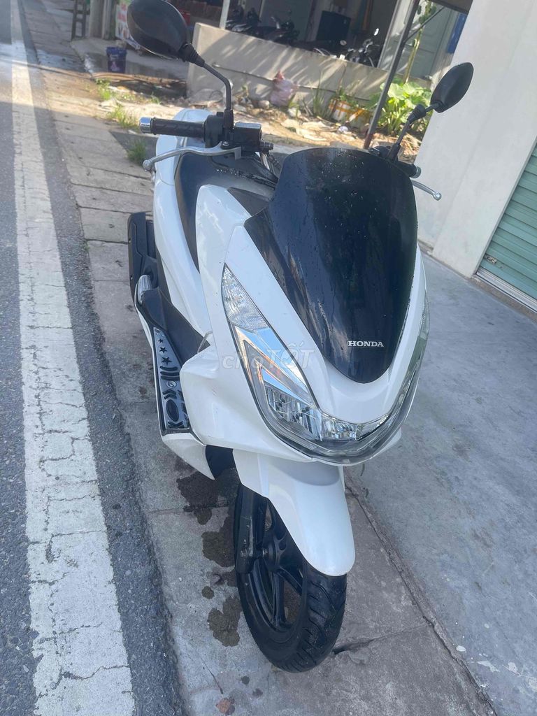 Белый скутер Honda PCX
