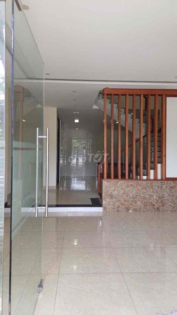 nhà 3 tầng mặt tiền Tố Hữu view công viên giá 18 triệu