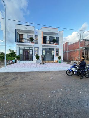 Nhà trệt lửng chính chủ mới hoàn thiện Kdc Đông Phú hỗ trợ vay v