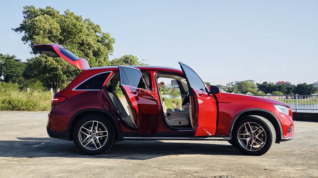 Mercedes GLC300 2018 model 2019 màu đỏ. Mua bán Ô tô tại Quận Thanh Xuân Hà Nội được đăng bởi Nguyễn Tuấn Hoàng hình 9