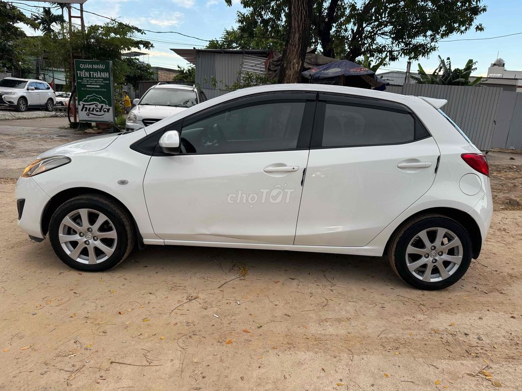 Mazda Mazda 2 2012 Trắng hatchback