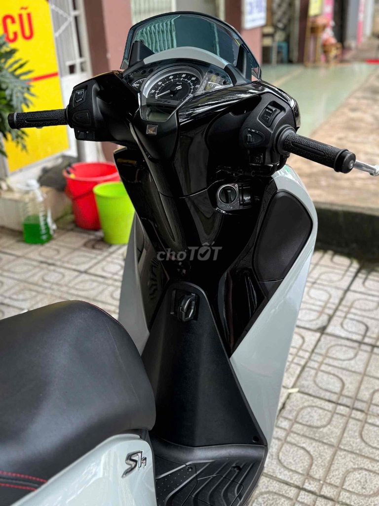 Honda SH 2018 Xám xi măng. Mua bán Xe máy tại Thành phố Buôn Ma Thuột Đắk Lắk được đăng bởi Ngô quốc Việt  hình 7