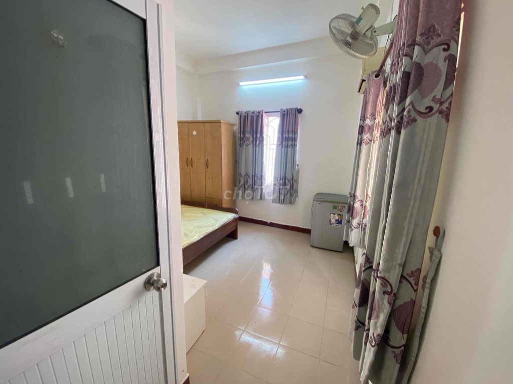 Phòng như hình,mới,đủ tiện nghi,cửa sồ thoáng mát,giờ tự do,cho nấu an