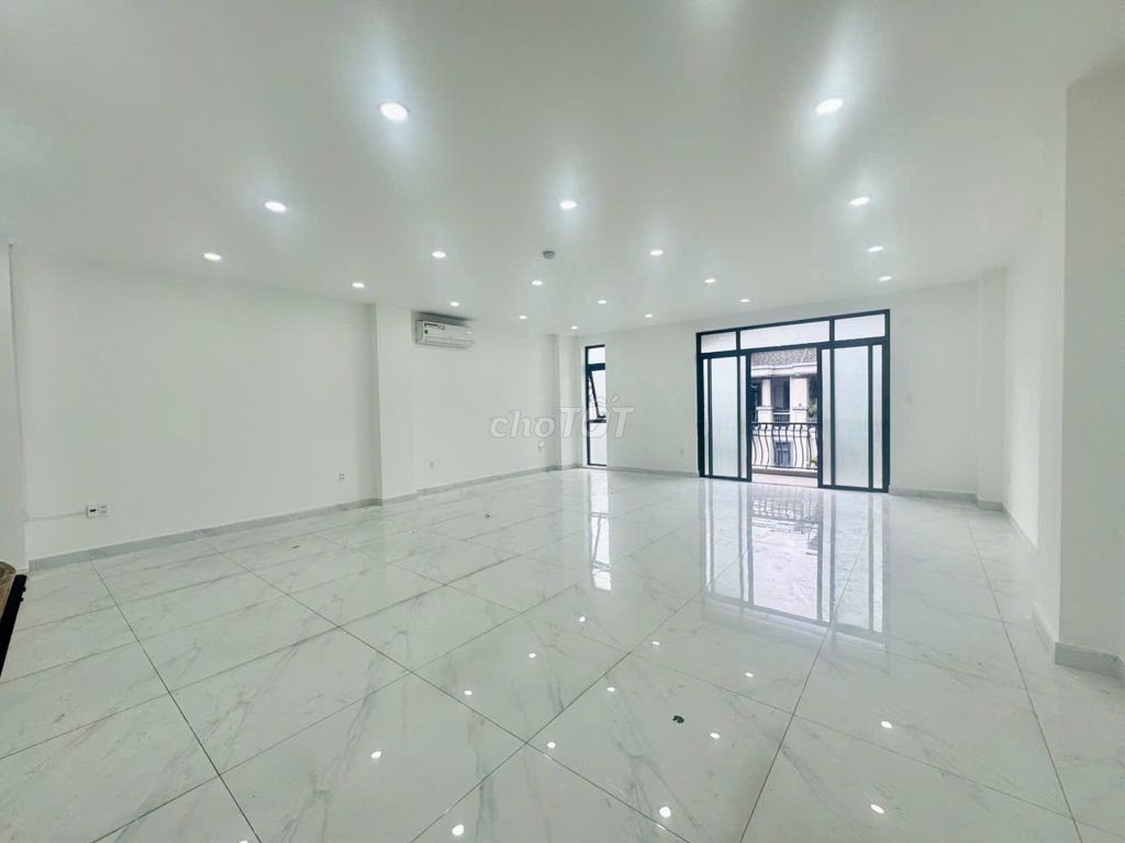 Văn phòng 80m2, sàn trống, có máy lạnh, hầm xe ở Vạn Phúc. Giá 13 tr