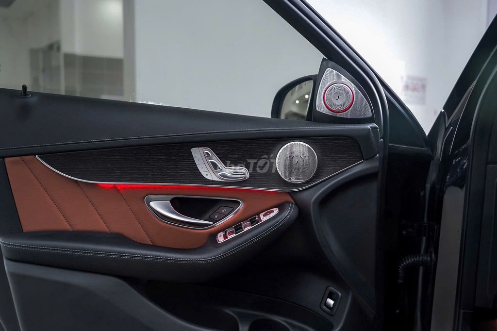 Mercedes GLC300 4Matic bản update V1 2022. Mua bán Ô tô tại Quận 7 Tp Hồ Chí Minh được đăng bởi Hoàn Lee Xe Lướt hình 3