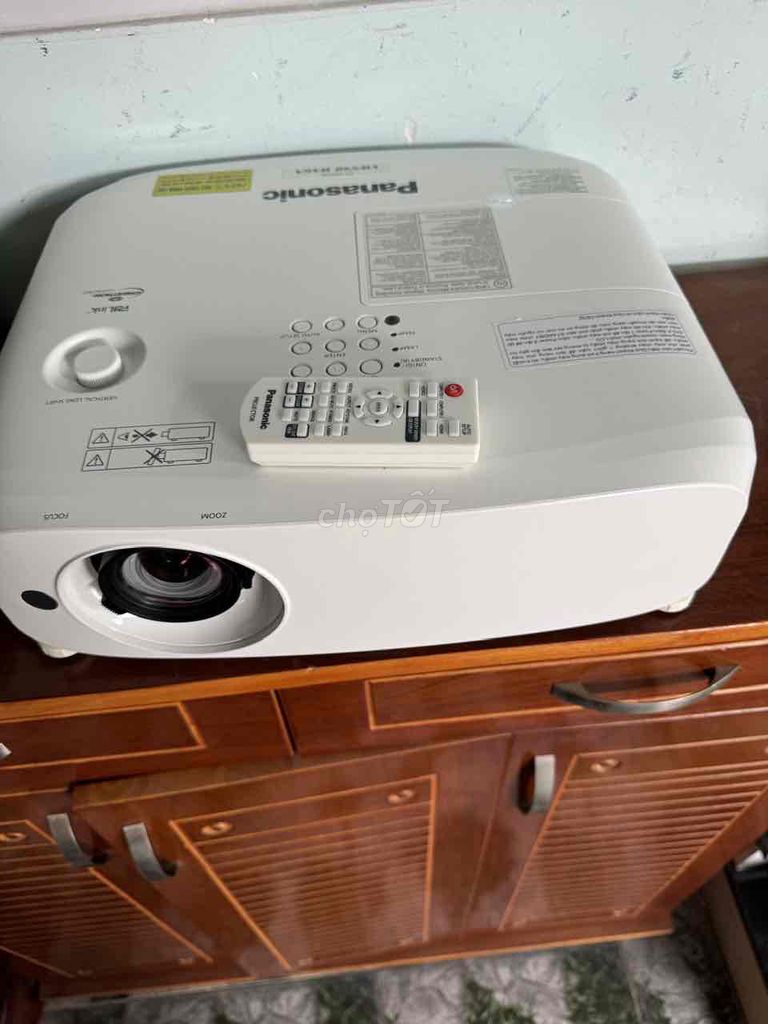 Máy chiếu Panasonic PT-VX610. Mua bán Đồ dùng văn phòng tại Thành phố Vũng Tàu Bà Rịa - Vũng Tàu được đăng bởi MÁY CHIẾU VŨNG TÀU hình 1