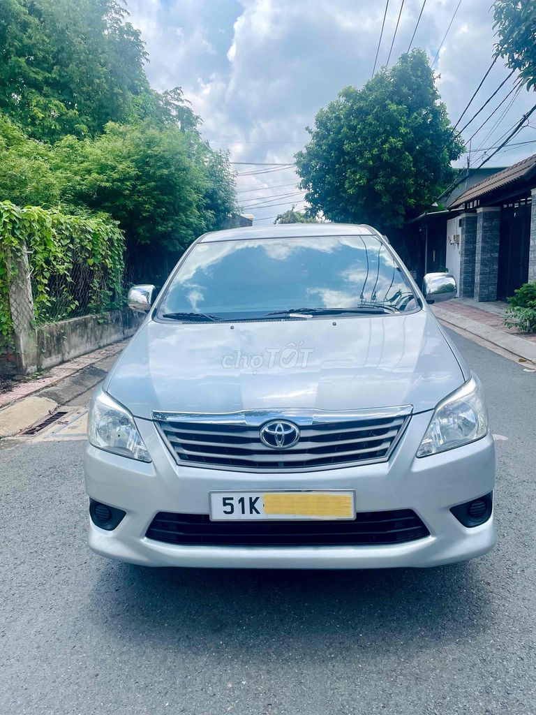 Toyota Innova E 2012 механическая Серебристый