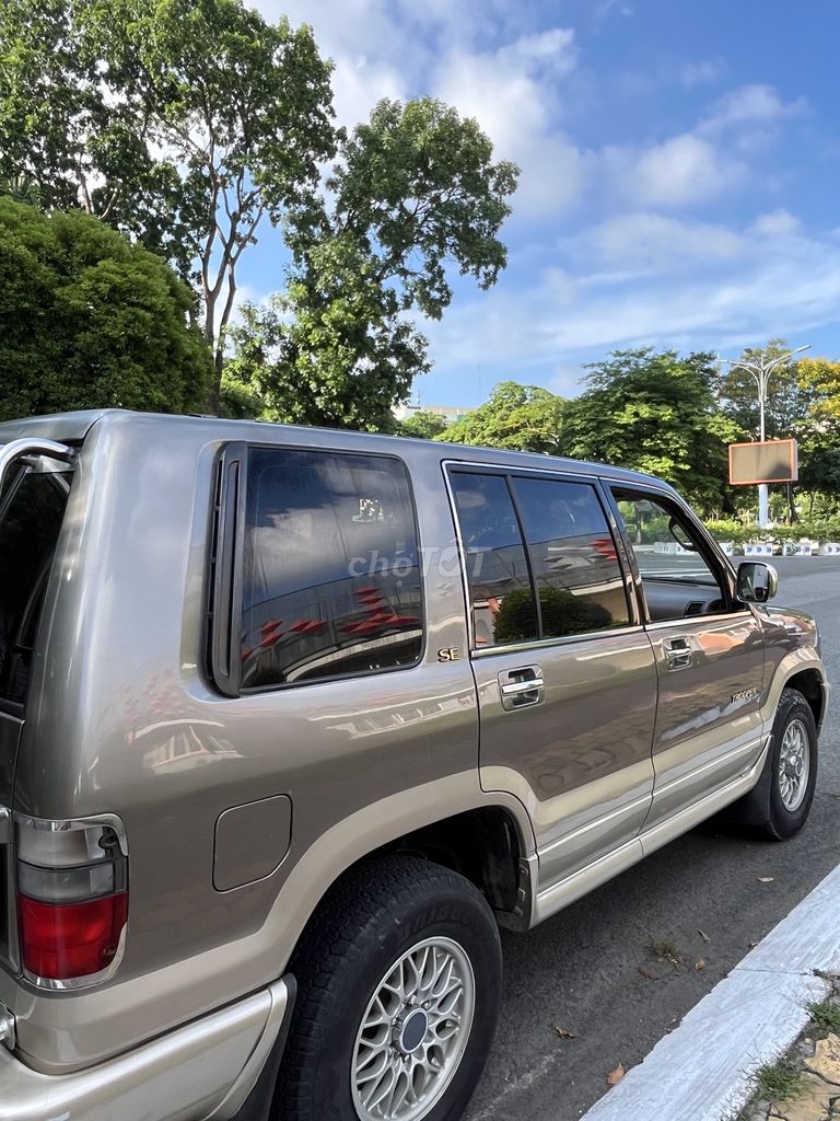 Isuzu Trooper SE с золотым песком, 7-местный