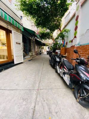 Nhà mini hiện trạng ổn, giá chỉ nhỉnh 1 tỷ. Mua bán nhà ở tại Quận Phú Nhuận Tp Hồ Chí Minh được đăng bởi Đỗ Vũ Hạnh Viên